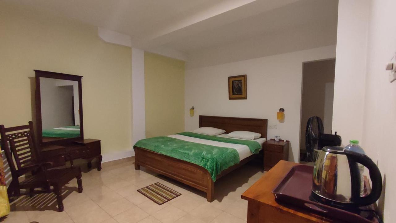 Hotel Blue Sky à Nallathanniya Extérieur photo